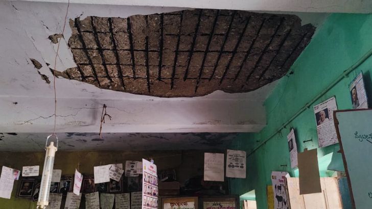 https://salarnews.in/public/uploads/images/newsimages/maannewsimage23082025_233814_Kalaburagi roof collapse.jpg